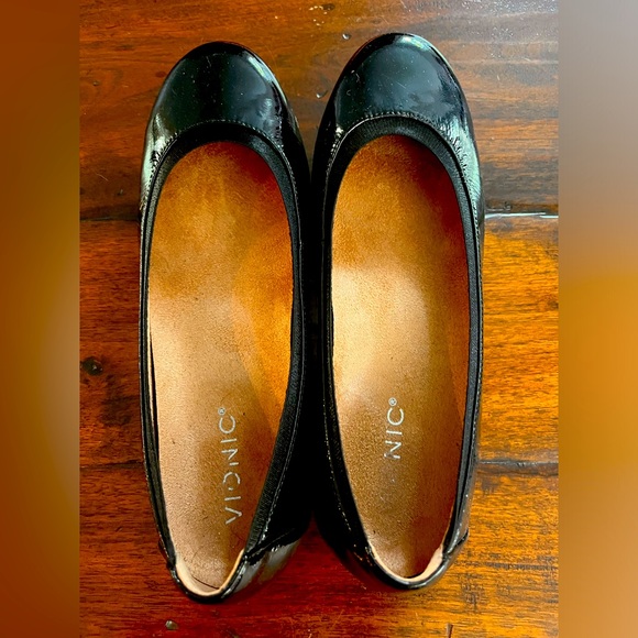 Vionic Black, like new/hardly worn ballet flat loafer - Picture 1 of 3